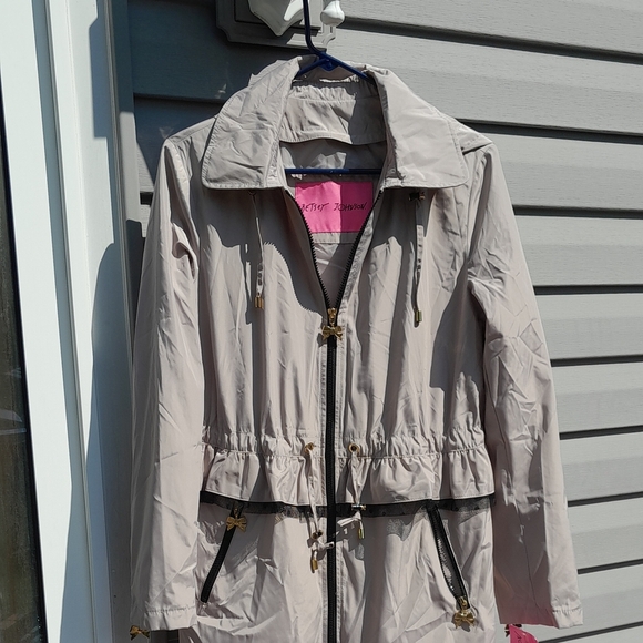Betsey Johnson Light Tan Anorak-Style Raincoat Detachable Hood NWT - Picture 1 of 15